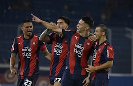 Los jugadores de Cerro Porteño festejan un gol en el partido frente a Sportivo Ameliano por la fecha 13 del torneo Clausura 2025 de la Primera División de Paraguay en el estadio La Nueva Olla, en Asunción, Paraguay.