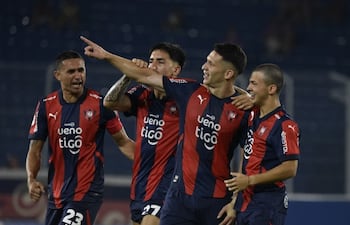 Los jugadores de Cerro Porteño festejan un gol en el partido frente a Sportivo Ameliano por la fecha 13 del torneo Clausura 2025 de la Primera División de Paraguay en el estadio La Nueva Olla, en Asunción, Paraguay.