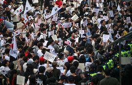 Manifestantes exigieron la suspensión del recuento de votos debido a la escasez de papeletas frente a un centro de votación en Seúl.