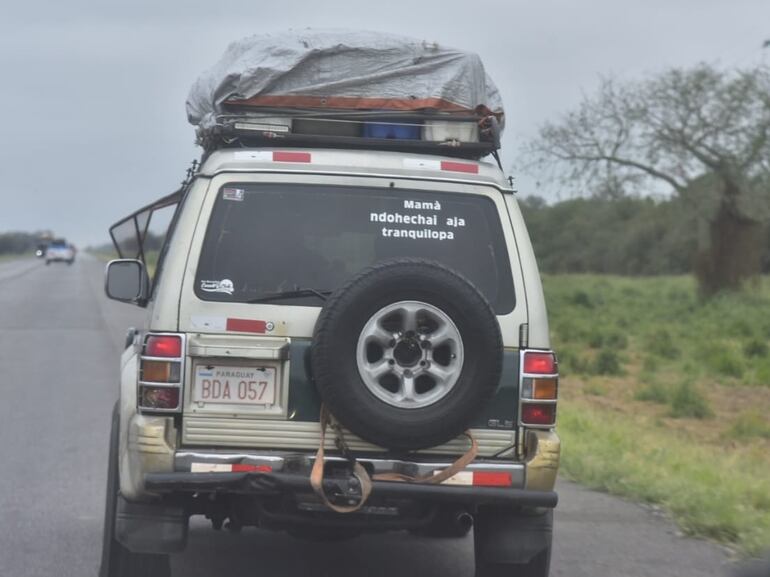 Una peculiar frase en la parte trasera de la camioneta de un aficionado camino al Rally del Chaco.