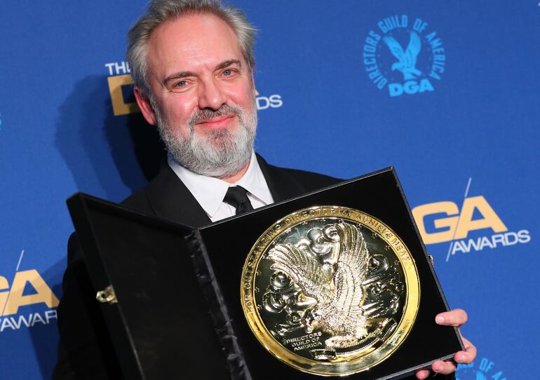 Sam Mendes posa con su premio del Sindicato de Directores.