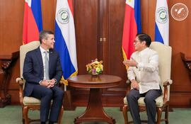 El presidente paraguayo Santiago Peña (a la izquierda) y su homólogo filipino Ferdinand Marcos Jr., este lunes en Manila.