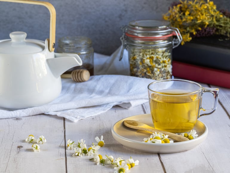 Concepto de té, infusión, bebida caliente. Té de manzanilla.