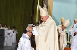 El obispo celebrante, monseñor Celestino Ocampo, procede a la imposición de manos por la cual transmite la consagración episcopal a monseñor Osmar López.