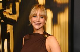 Jennifer Lawrence luce espléndida con su bebé a bordo.