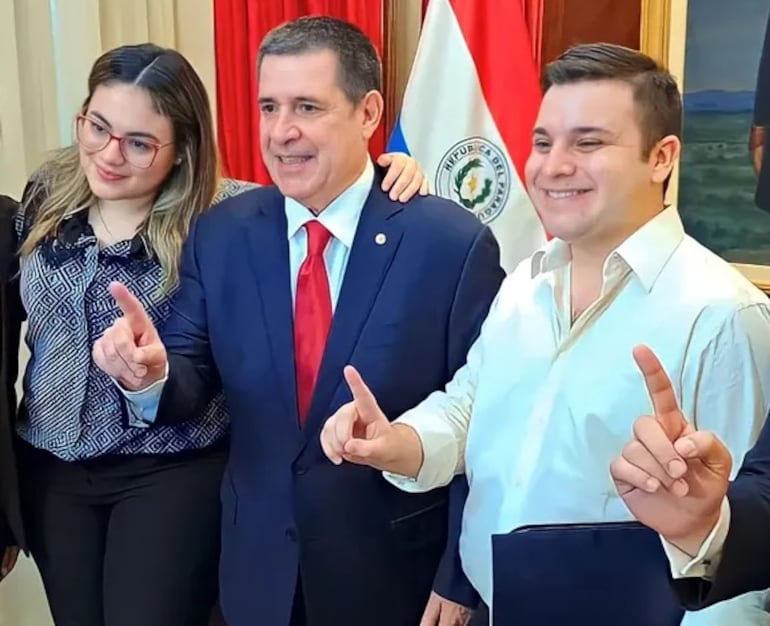 Mathyas Chamorro Fretes (izq) junto a Horacio Cartes y Salma Agüero.