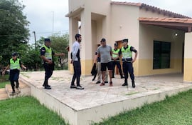 Néstor Javier Benítez Struway (pantalón negro) y Eugenio Daniel Martínez (short negro), supuestos miembros de la banda Campanas de Belén, en la iglesia San Juan Bautista de Caraguatay, donde fueron capturados por la Policía.