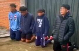 “Tumbaportones” en Carapeguá son humillados. Un adulto los hizo arrodillar y les exigió que pidieran perdón. Luego viralizó el video en las redes sociales.