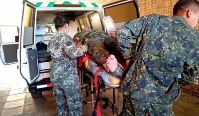 Un militar es asistido luego del atentado del miércoles en Concepción, que dejó a tres uniformados heridos.