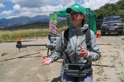 Nastia Skorobogatov, técnica y agroecóloga de la Pontificia Universidad Católica de Ecuador (PUCE), habla sobre el dron forestal Agras T20, de tecnología china, antes de que lance 20.000 semillas de especies nativas que apuntan a recuperar la cobertura vegetal del árido y erosionado cerro Casitagua. El dron es un Agras T20 de tecnología china, utilizado habitualmente para sistemas de fumigación y que, tras meses de investigación, la Pontificia Universidad Católica de Ecuador (PUCE) ha modificado para que en el tanque que se transportan líquidos, también se puedan trasladar semillas. Este aparato puede operar con inteligencia artificial. Imagen ilustrativa.