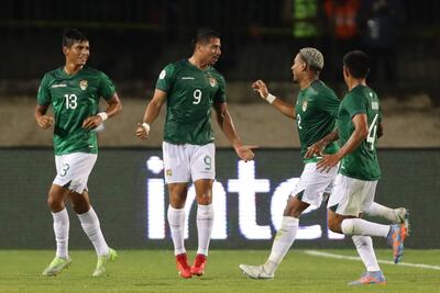 José Briceño (c) de Bolivia celebra un gol ante Colombia hoy, en un partido del Torneo Preolímpico Sudamericano Sub-23 en el estadio Polideportivo Misael Delgado en Valencia (Venezuela).