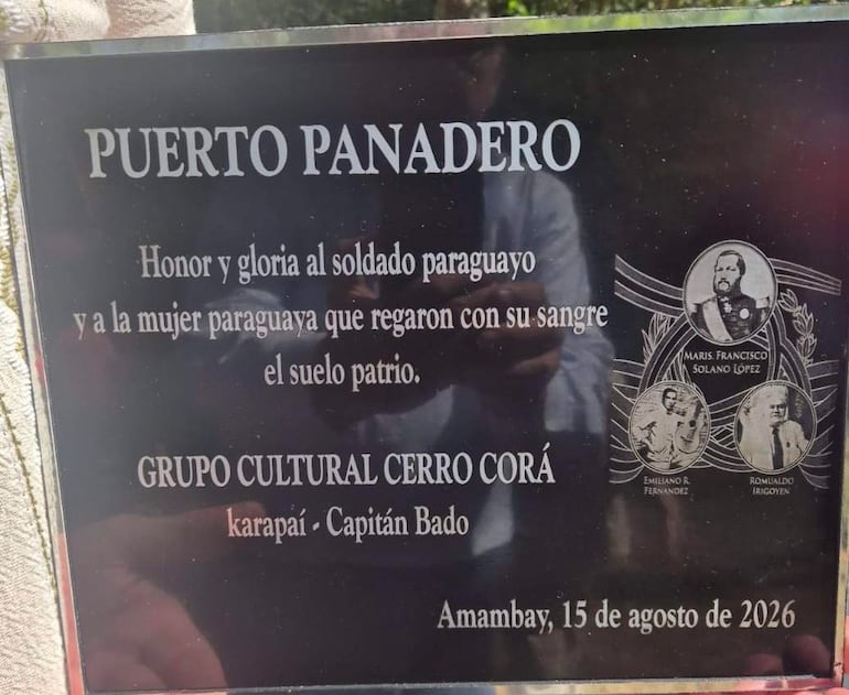 Placa conmemorativa en homenaje a soldados paraguayos, con diseño formal, en entorno al aire libre.