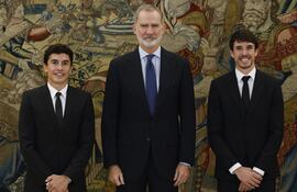 El rey Felipe VI recibió en audiencia a Marc Márquez, campeón del mundo de MotoGP y Álex Márquez, subcampeón del Mundo de MotoGP, ayer jueves en el Palacio de la Zarzuela. (EFE/ JJ Guillén)