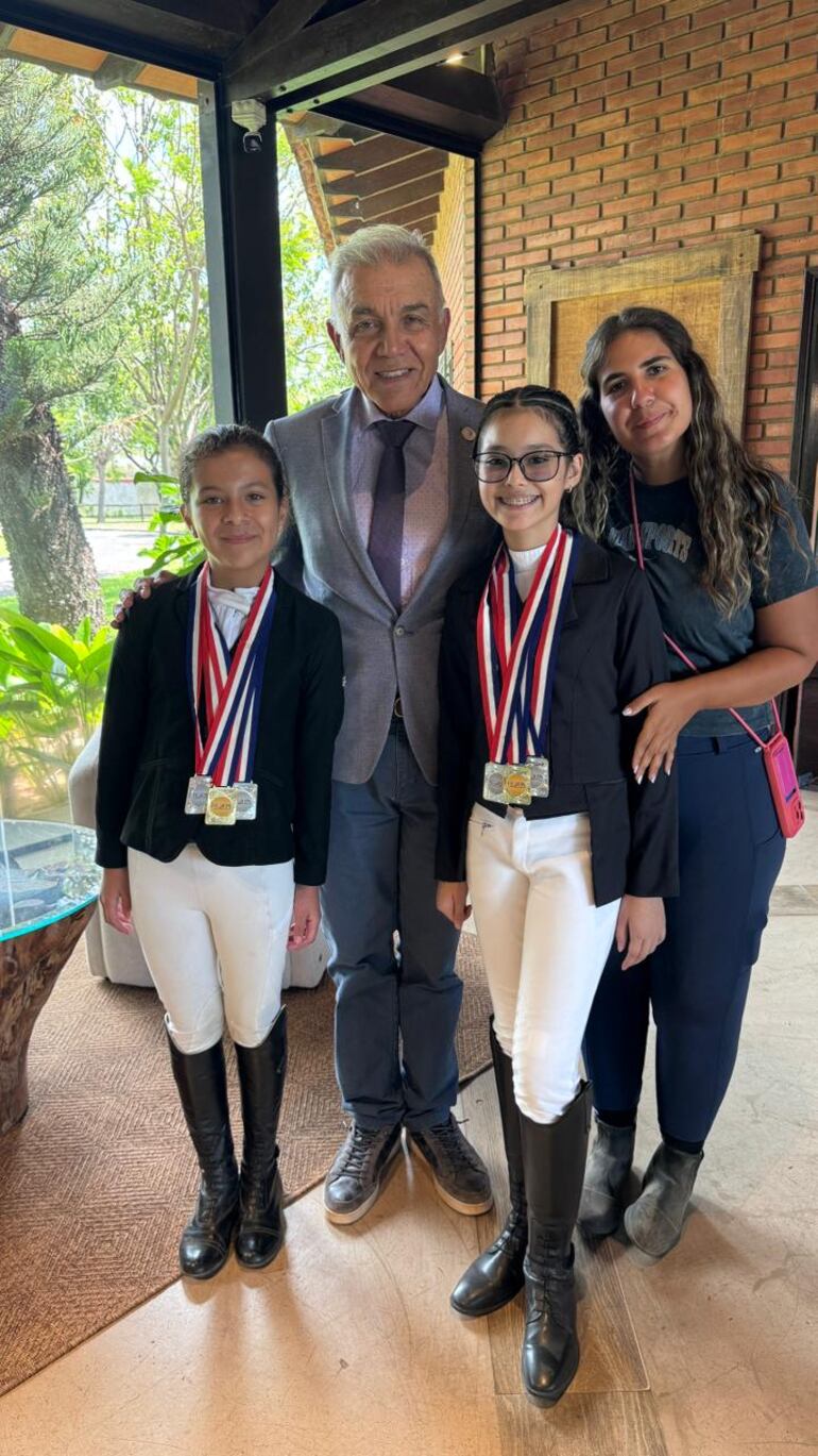 Promesas de la equitación, Victoria Royg y Nathaly Muñoz, junto al profesor Carlos Castro.