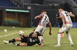 Carlos Sebastián Ferreira acusa una falta del uruguayo Bruno Piñatares, durante el partido de bajo nivel celebrado en la tarde-noche de este domingo en el capitalino barrio Sajonia.