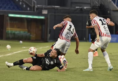 Carlos Sebastián Ferreira acusa una falta del uruguayo Bruno Piñatares, durante el partido de bajo nivel celebrado en la tarde-noche de este domingo en el capitalino barrio Sajonia.