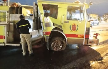 Tres bomberos resultaron heridos este lunes tras protagonizar un accidente sobre la ruta PY03 cuando se dirigían a asistir a una persona involucrada en otro percance vial.
