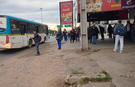 Gran cantidad de pasajeros sufre la falta de buena frecuencia de buses, en la zona de ruta Transchaco.