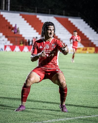 Diego Martínez celebra un gol de General Caballero JLM ante Trinidense.