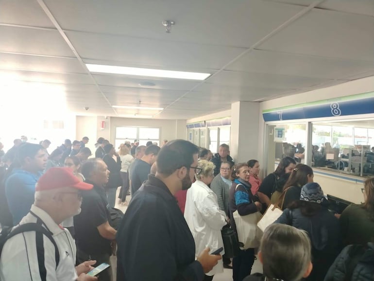 Decenas de pacientes esperan ser atendidos en la Farmacia del Hospital Central, del Instituto de Previsión Social (IPS).