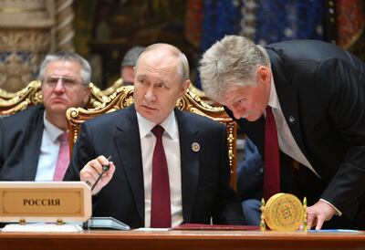El presidente ruso Vladimir Putin y el portavoz del Kremlin, Dmitri Peskov.