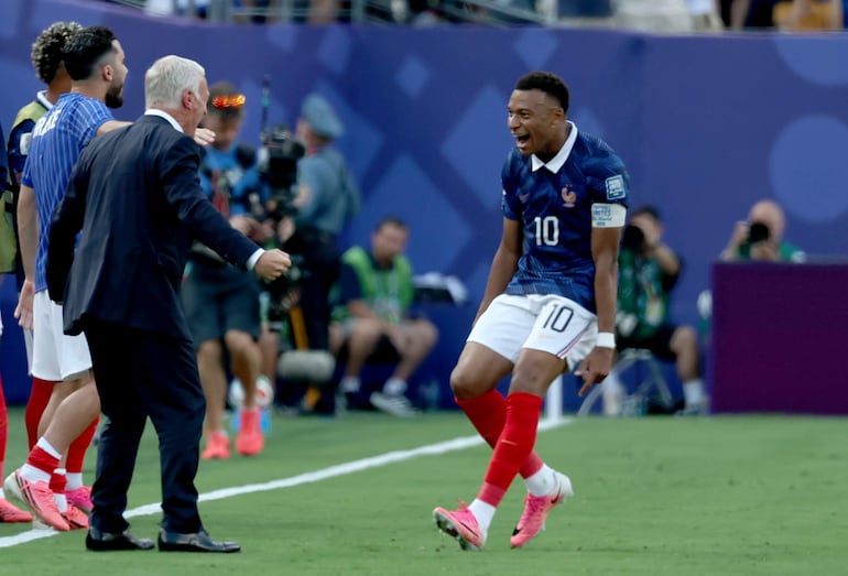 Kylian Mbappé de Francia celebra con el director técnico de Francia, Didier Deschamps, tras anotar el primer gol del partido durante el encuentro de dieciseisavos de final de la Copa Mundial de la FIFA 2026 entre Francia y Suecia, en Nueva Jersey, EE. UU..