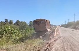 Despeje de laterales del camino en la zona de Toro Pampa, a cargo de maquinarias de la empresa Mawes S.A., desde la tarde del martes.