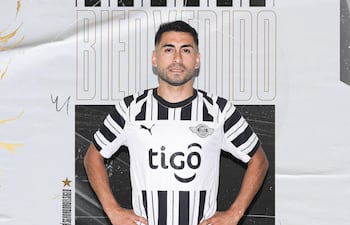 Con esta imagen, Libertad presentó oficialmente al volante creativo argentino, Federico "Pachi" Carrizo.