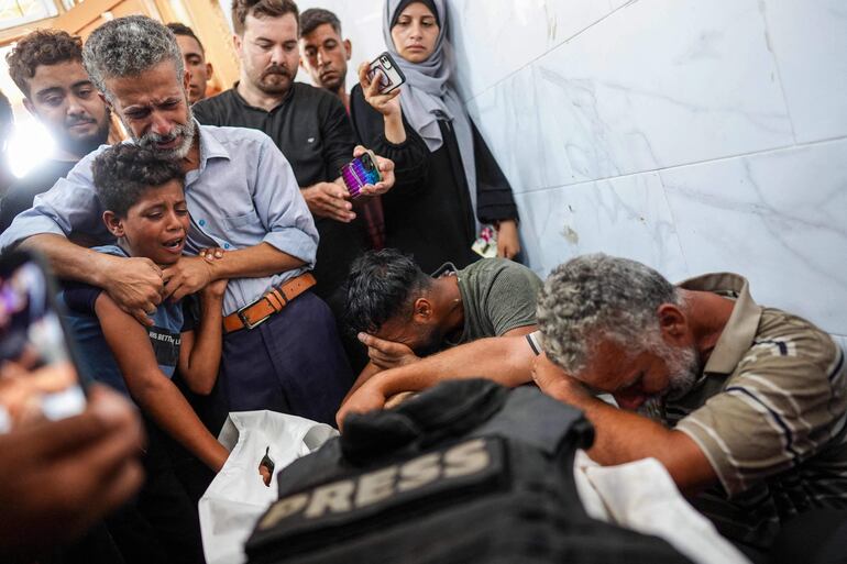 Familiares del periodista Ibrahim Muhareb lloran su muerte este lunes en Jan Yunis, en el sur de la Franja de Gaza.