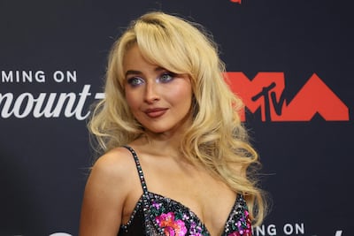 La cantante estadounidense Sabrina Carpenter posa durante la alfombra roja de los Premios MTV Video Music Awards (VMAs).