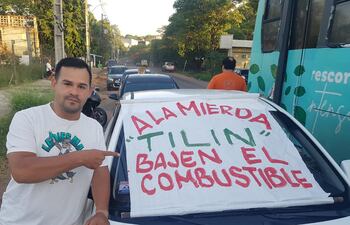 Uno de los conductores que se acercaron este viernes a la serie de movilizaciones que exigen que baje el precio de los combustibles.