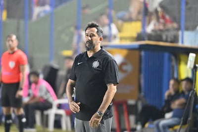 El entrenador de Olimpia, Pablo "Vitamina" Sánchez observa el partido de su equipo ante Cristóbal Colón de J. Augusto Saldívar.