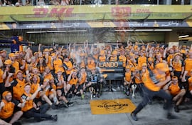 Celebración del equipo McLaren tras la consagración de su piloto Lando Norris como campeón de la presente temporada, por delante y destronando a Max Verstappen (Red Bull).