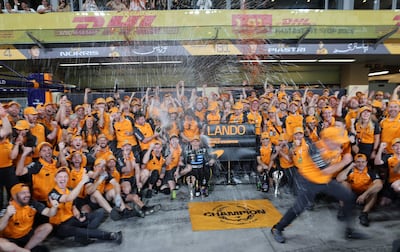 Celebración del equipo McLaren tras la consagración de su piloto Lando Norris como campeón de la presente temporada, por delante y destronando a Max Verstappen (Red Bull).