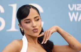 La cantante y actriz estadounidense Becky G posa a su llegada a los Billboard Women in Music Awards en el YouTube Theater en Inglewood, California.