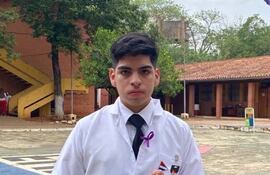 Nicolás González, mejor egresado del Colegio Nacional Fernando de la Mora.