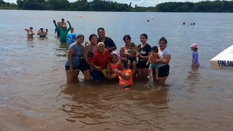 Los turistas en familia disfrutando de las aguas del río Tebicuary.