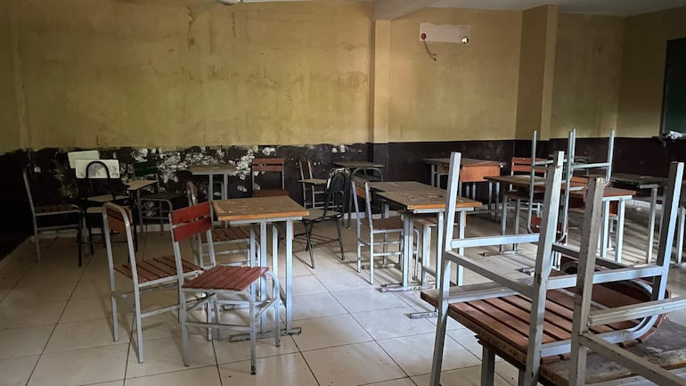 Aula en pésimo estado en una escuela pública de Asunción.