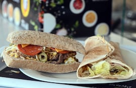 Delicias como el pancho doble, lomitos, empanadas y el infaltable sándwich Bahiano pueden encontrar los clientes en este punto.