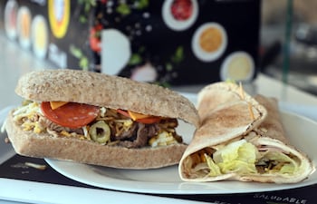 Delicias como el pancho doble, lomitos, empanadas y el infaltable sándwich Bahiano pueden encontrar los clientes en este punto.