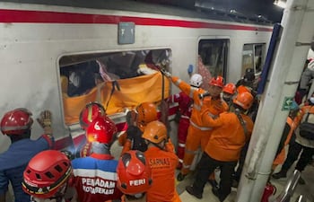 Rescatistas trabajan en el accidente ferroviario registrado en Yakarta, anoche. Al menos 15 mujeres murieron.