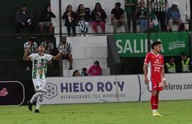 El delantero ñuense, Estiven Pérez, de 25 años, celebra el gol del empate con el que su equipo se defendió hasta el final.