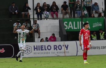 El delantero ñuense, Estiven Pérez, de 25 años, celebra el gol del empate con el que su equipo se defendió hasta el final.