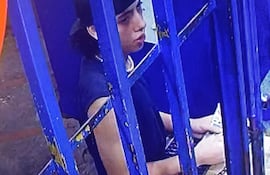 Una de las personas que estaba en el vehículo y que bajó en una bodega minutos antes del arrollamiento. Captura de pantalla de circuito cerrado.