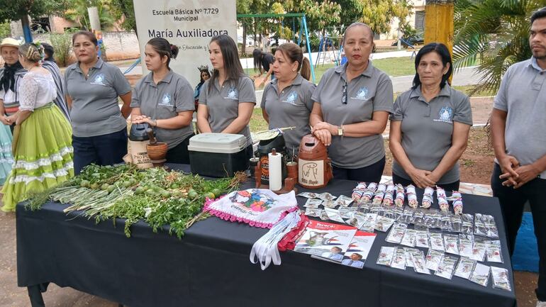 El tereré está hecho de remedios refrescantes, abundante agua, y se sirve en una guampa con yerba mate.