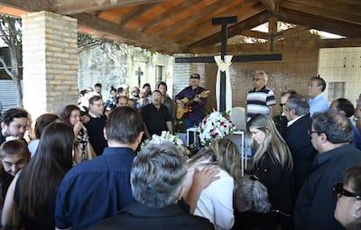 La música y los aplausos se hicieron presentes para despedir con emoción a Rigoberto Arévalo.