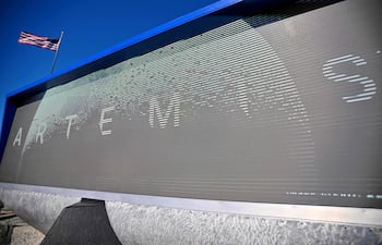Un cartel con la palabra «Artemis» se observa en el Centro Espacial Kennedy, en Cabo Cañaveral, Florida, el 3 de febrero de 2026.
