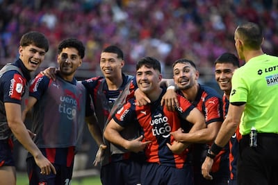 El argentino Ignacio Aliseda recibe las felicitaciones de sus compañeros tras anotar el tanto que le dio el triunfo a Cerro Porteño en Ciudad del Este.