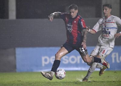 El delantero de Cerro Porteño, Juan Manuel Iturbe, define para el segundo tanto de Cerro Porteño en el triunfo ante Nacional, en La Visera.