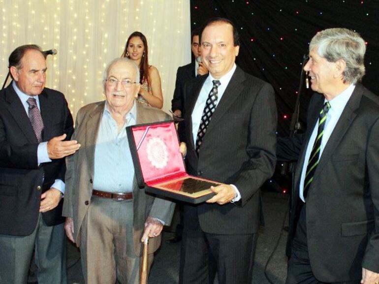 Juan Carlos Aveiro (con la plaqueta), dueño del stud J.C. hizo “puesta” con el 8 Años en el rubro de caballerizas más ganadoras del 2025, un lauro que no sorprende puesto que es uno de los más ganadores históricos.